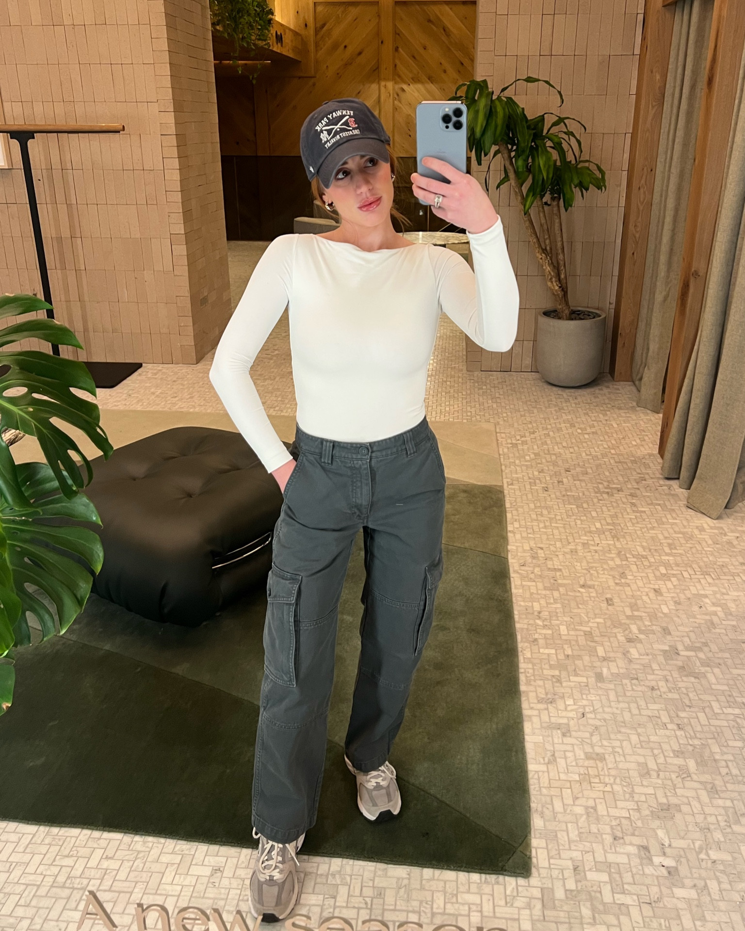 An everyday look 🤍
top: Aritzia 🔗 contour Whitney bodysuit in white ➡️ wearing size XS
bottoms: Aritzia 🔗 TNA troop cargo pants in gd echo grey 
shoes: New Balance 530s