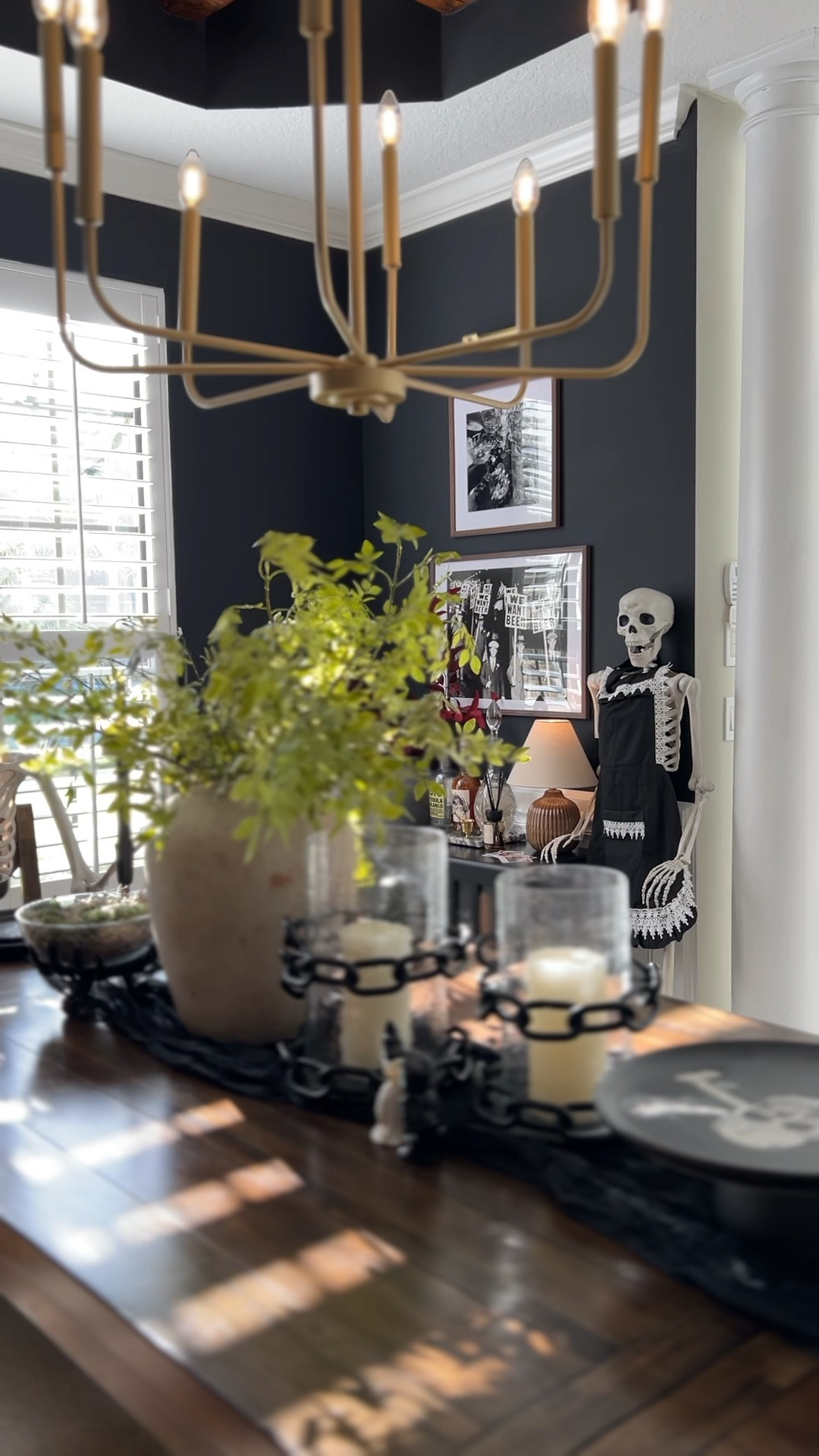 Skeletons dining. Bartender skelly is on my list for next year. 💀🩻☠️🍸🍺