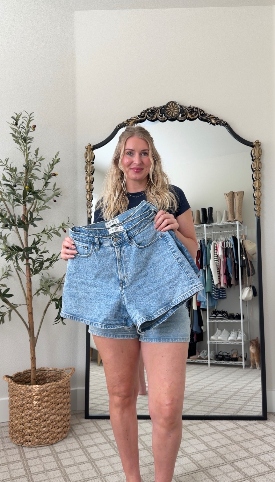 I’m wearing the dad short & the mom 4in shorts in my video. All in curve love! Wearing a 28/6 in the first two and a 29/8 in the destroyed pair #abercrombie #abercrombiestyle #pearshape #curvelove