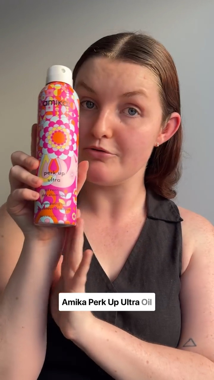 What’s Up Wednesday ~ 3 dry shampoo tips that have completely changed my hair routine! 

I’ve recently changed how I’ve been using dry shampoo (thanks to a lovely @sephoraaus consult) and it has made all the difference to my hair wash cycle, as well as simply improving how my hair feels after using it 👍🏻

@amika Perk Up Ultra Oil Control Dry Shampoo 🩷

#dryshampoo #haircare #hairwashroutine #hairtips