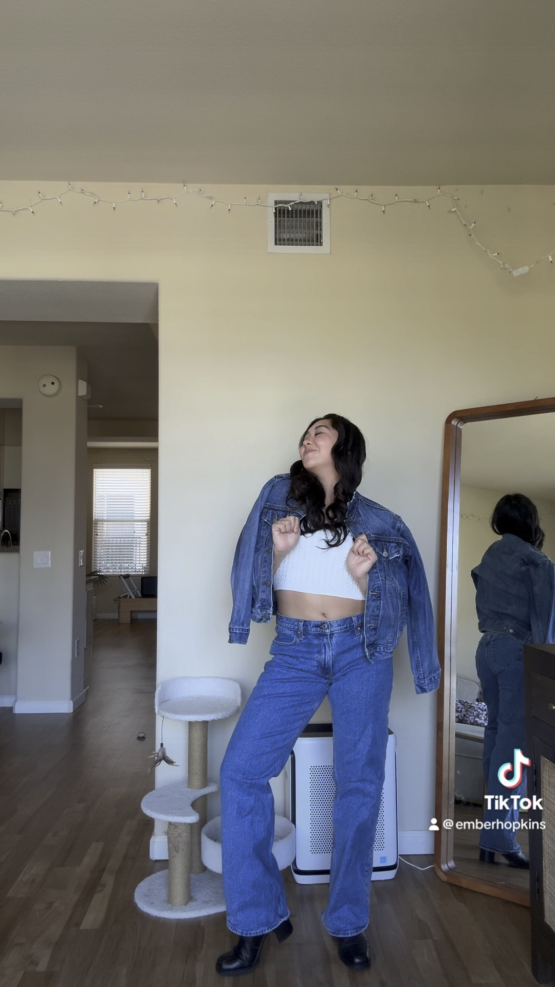 love me a good denim on denim fit👖🤍

#LTKStyleTip #LTKFindsUnder100 #LTKVideo