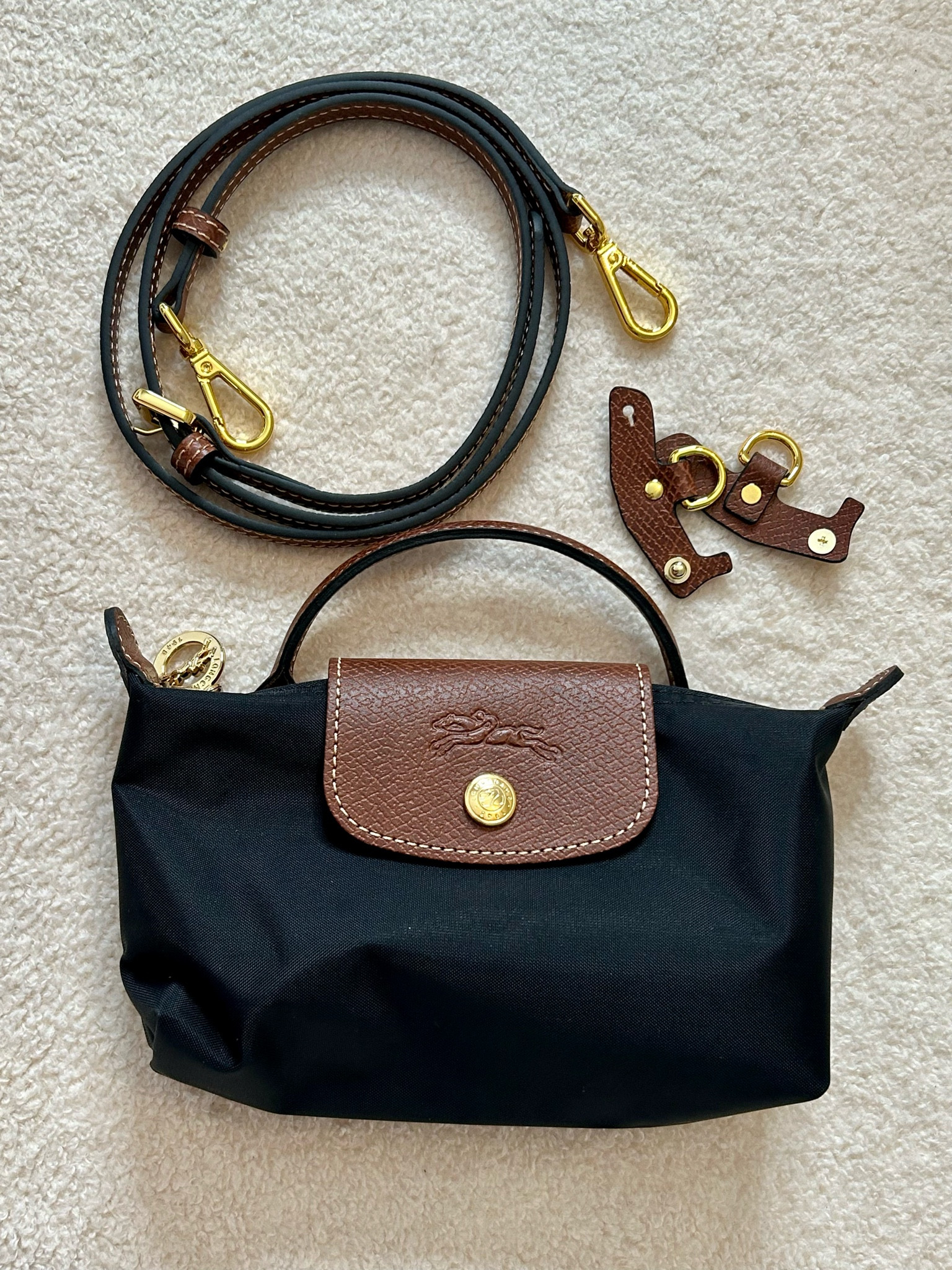 3piece strap attachment for your Longchamp pouch. No hole attachment .