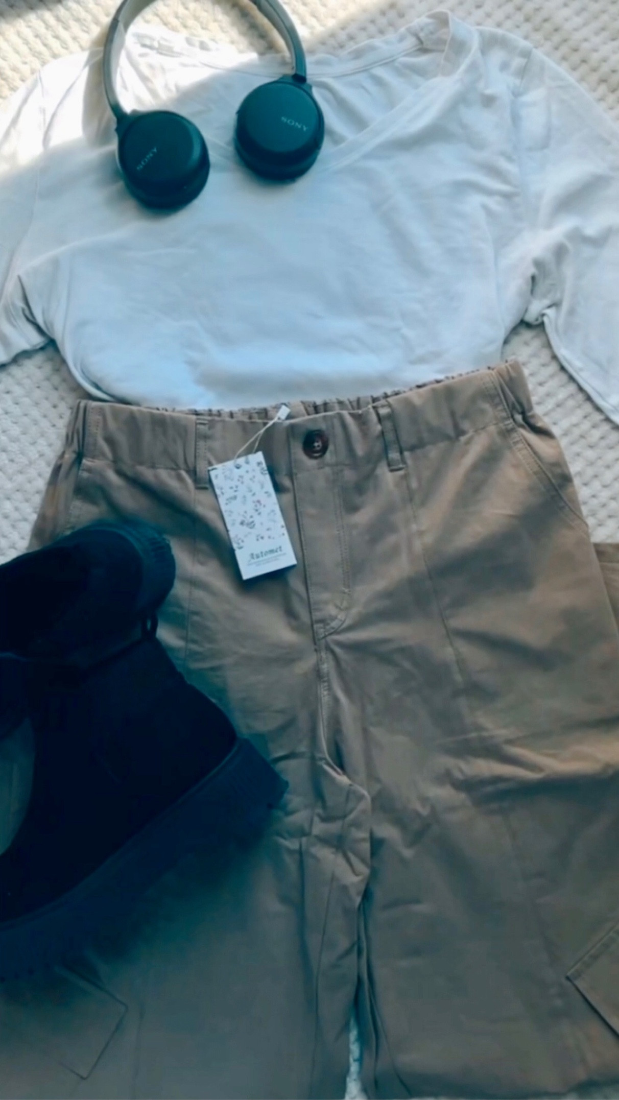 Amazon Cargo Pants outfit inspo 🤎🎧✨

#LTKfit #LTKstyletip #LTKshoecrush