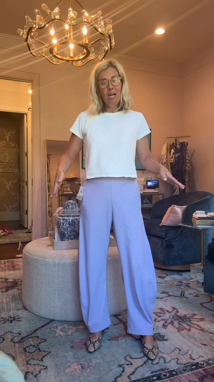 I love to show yall a save vs splurge. Of course you go with your budget, but the Ruti is worth the splurge in my opinion!  
Tee - xs
Ruti Pants - 4P
Zon pants - xs 
Shoes - 8 tts