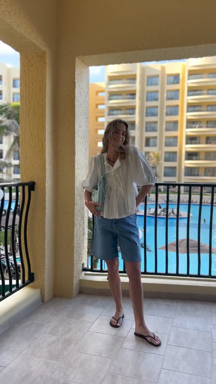 Me Made May Day 14. 🐠

Obsessed with this necklace and these Bermuda shorts I just purchased. They are the perfect length. 

Top and bag made by me. 