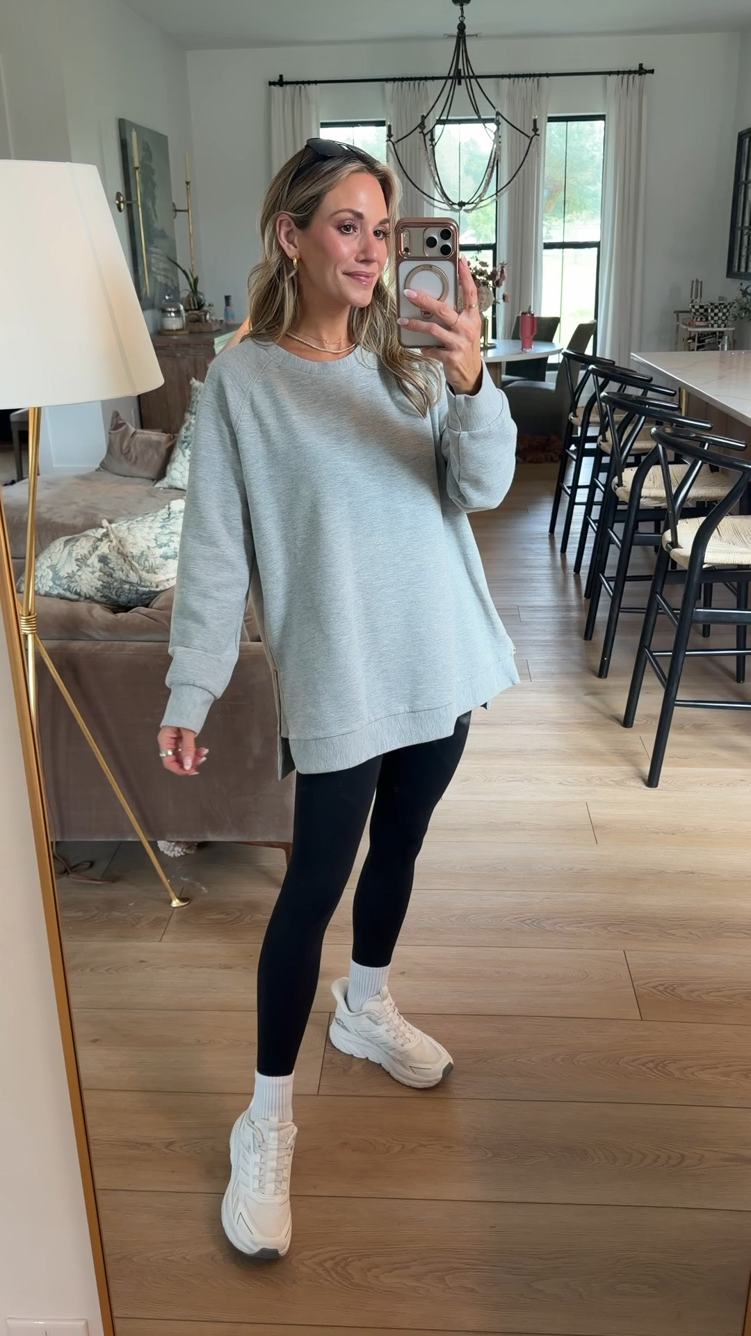 This pull over is one of my favorites from last season! I love the zipper detail on the sides + paired with my fav no front seam leggings! 🙌 The perfect mom on the go fit for fall!
