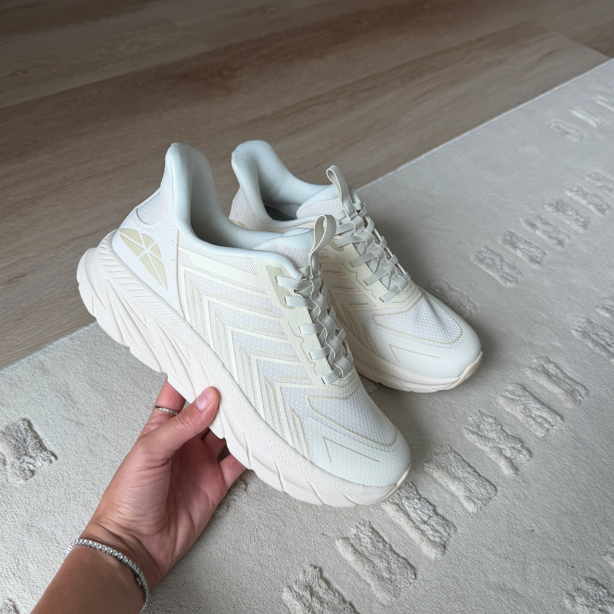 Everyday white sneakers

white sneakers, amazon sneakers, comfy shoes, casual outfit, everyday shoes, athleisure, neutral style, affordable fashion

#LTKmomlife #LTKdayinmylife #LTKfitnessgoals