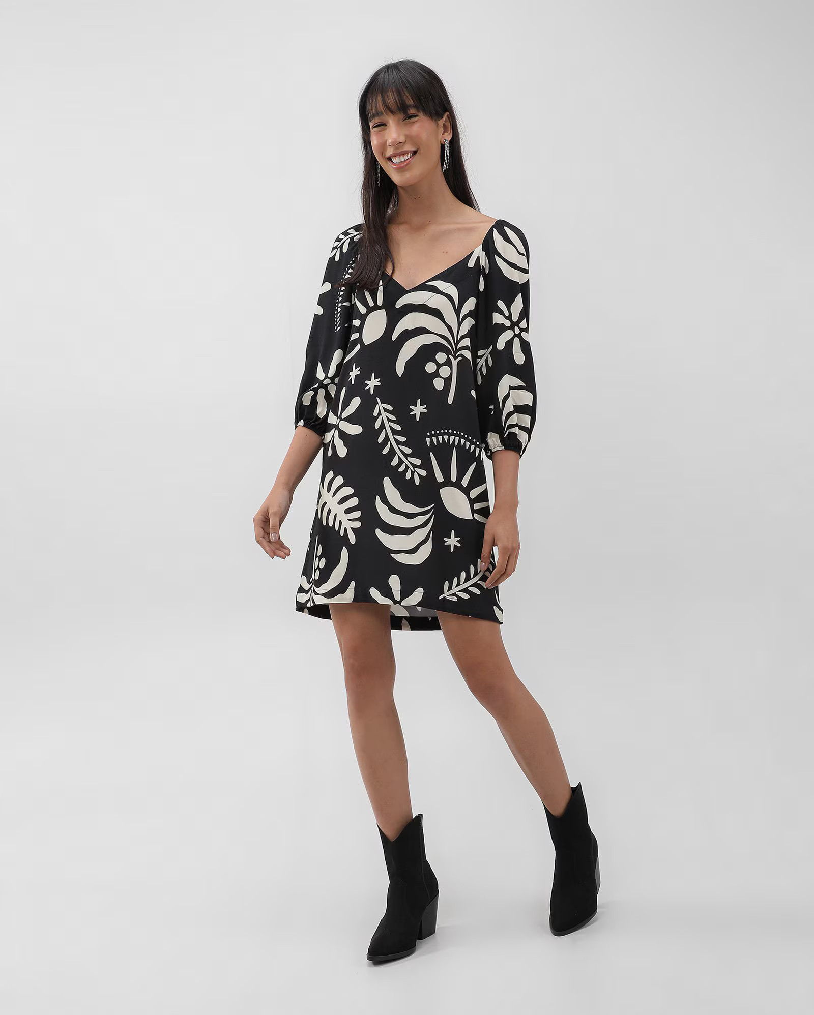 Vestido curto evasê de viscose folhagens preto | Pool by Riachuelo | Riachuelo (BR)