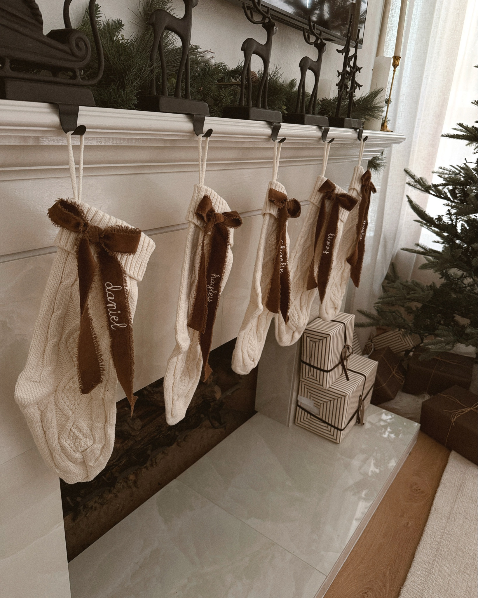 Christmas in the den🪵🤎🐻🌲

Home decor • Christmas decor • interior • living room decor • den decor • mantle • stocking holders • knot stockings • Etsy finds

#LTKHome #LTKHoliday