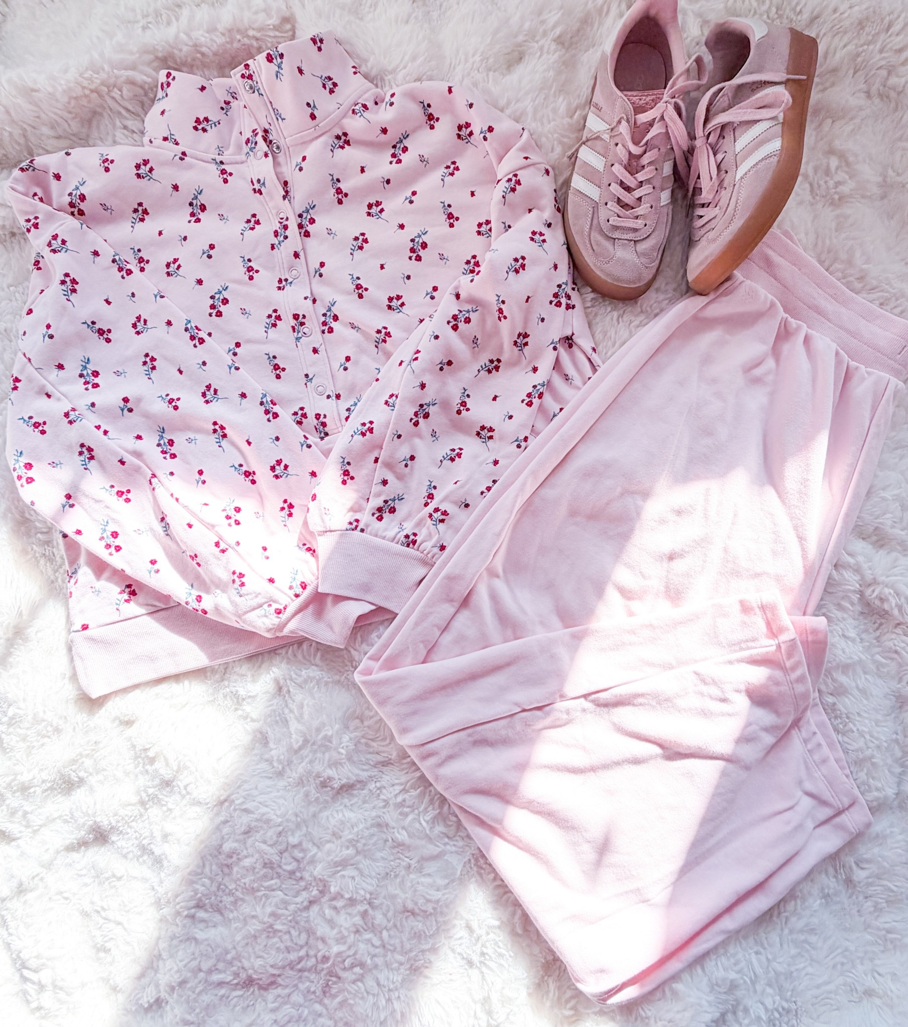 Living in this matching pink set lately 💕 The coziest Target sweatpants and pullover combo — soft, relaxed, and perfect for school runs, errands, or lounging at home. Cute and comfy is always a win. Linked in my LTK.

#LTKstyle #LTKfinds #TargetStyle #TargetFashion #CozyOutfits #CasualChic #MomStyle #EverydayWear #ComfyCute

#LTKootd #LTKSaleAlert #LTKTravel