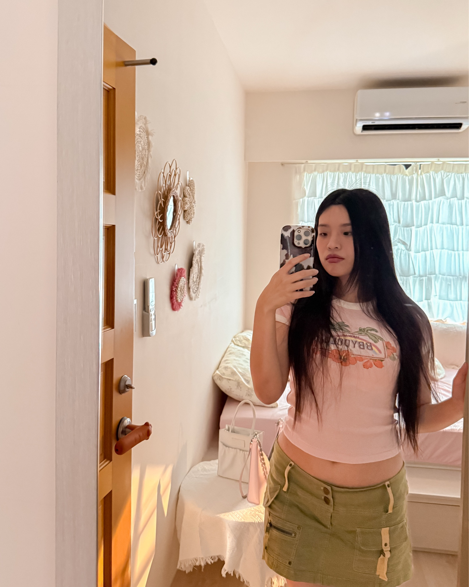 This pink tee + olive mini cargo skirt = attitude overload

Top @urbanoutffiters
Skort @dollskill
Shoes @unif

#LTKasia #LTKsummer #LTKshoes