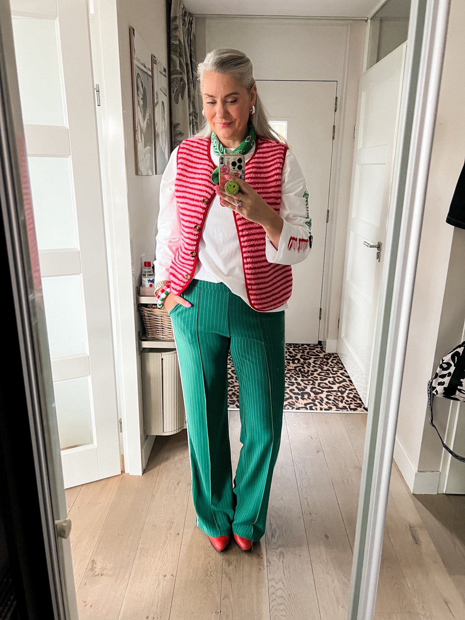OOTD - dinsdag. Extra lange groene broek (Miss Etam, L), witte longsleeve met print (M), rood met roze teddy bodywarmer (L), groene bandana en rode cowboylaarzen (oud).



#LTKootd #LTKTall #LTKOver40