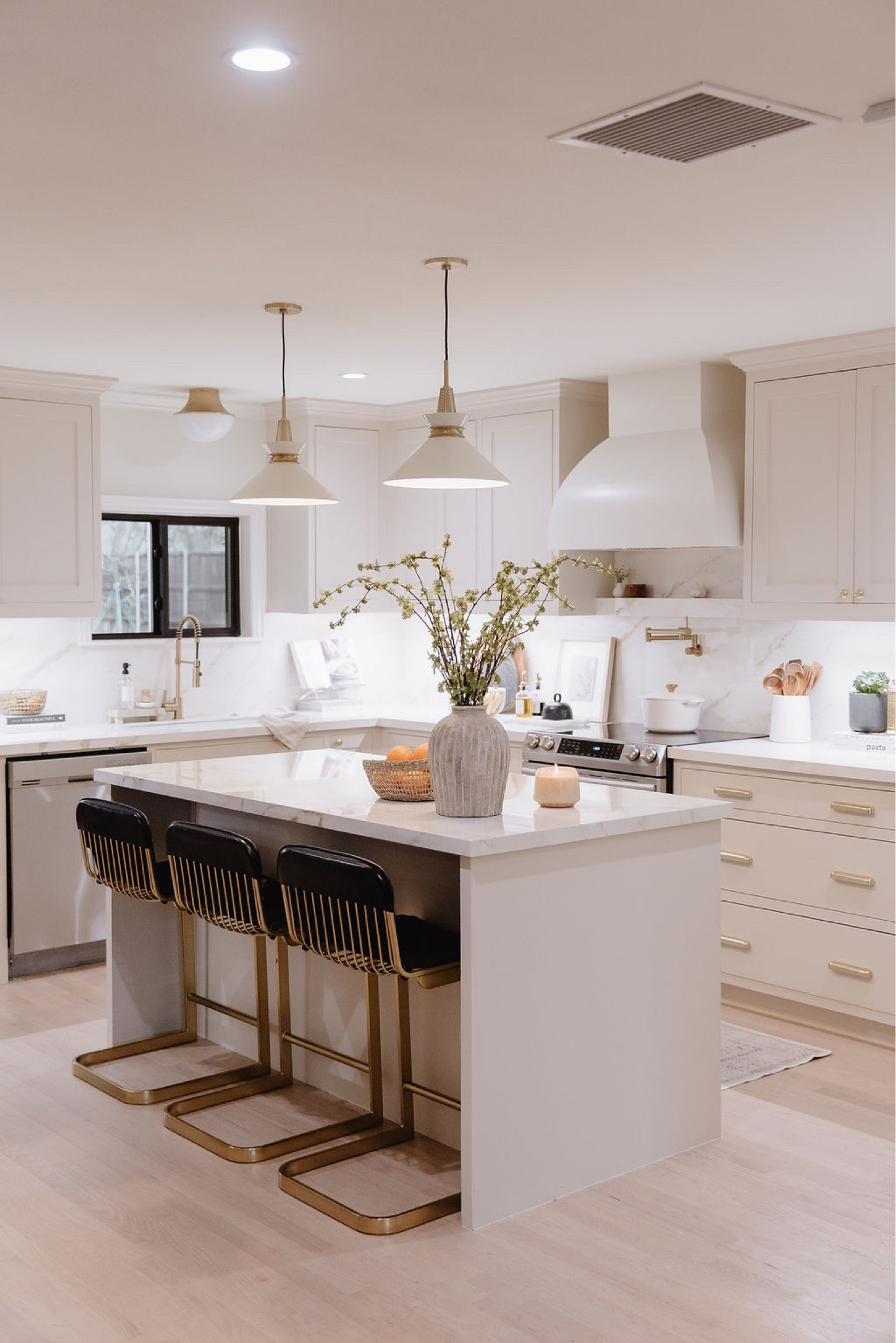 Kitchen // kitchen decor, countertop decorative objects, utensil holder, bar stools, kitchen table, dining nook, dining chairs, modern home decor, modern decor, tablescape, modern home decor, neutral home decor, dining room, dining room decor, neutrals, neutral home, decor, modern, minimalist, minimalist style, wall hanging decor, boho decor, neutrals, interior, interior design