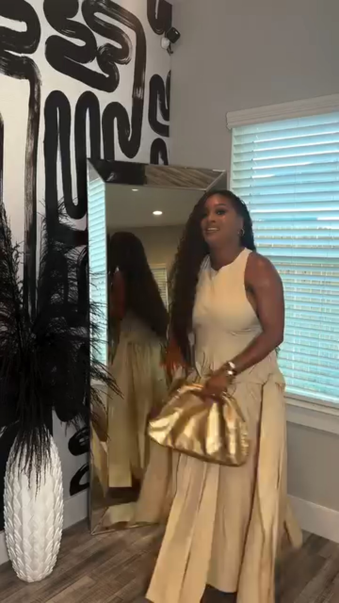 Quick Get Ready with Me to Go to a Brand Beauty Dinner with one of my favorite people. I’ll y’all some hints in the comments.
Dress @asos
Bag @etsy Cloud Bag
Shoes @tomford
Hair @genesis_beauty_bar
Glowy Skin @vaselinebrand and @brwnsugarbabe
Shoutout to @monroesteele and @styledbyhautexistence for sharing this dress.
#fashionstyle #fashionblogger #nyfw