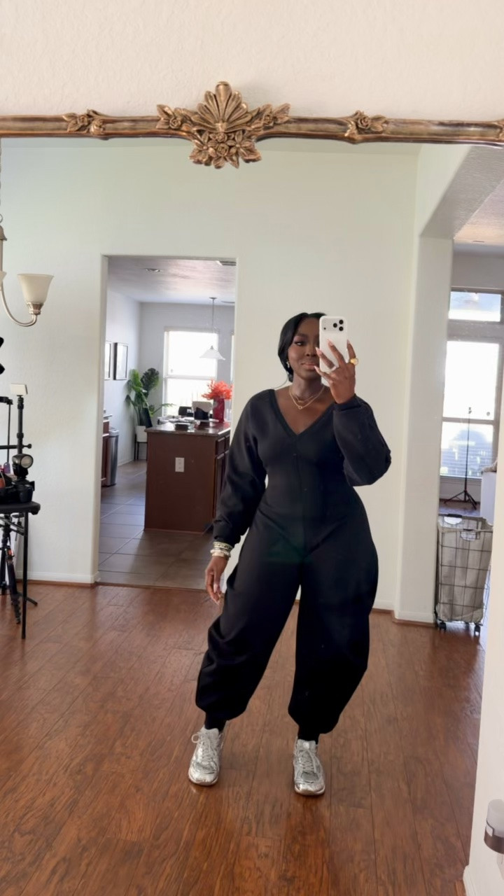My go to jumpsuit when I wanna give BODDY! #AKIRA #Jumpsuit #fallfashion #CurvyFashion