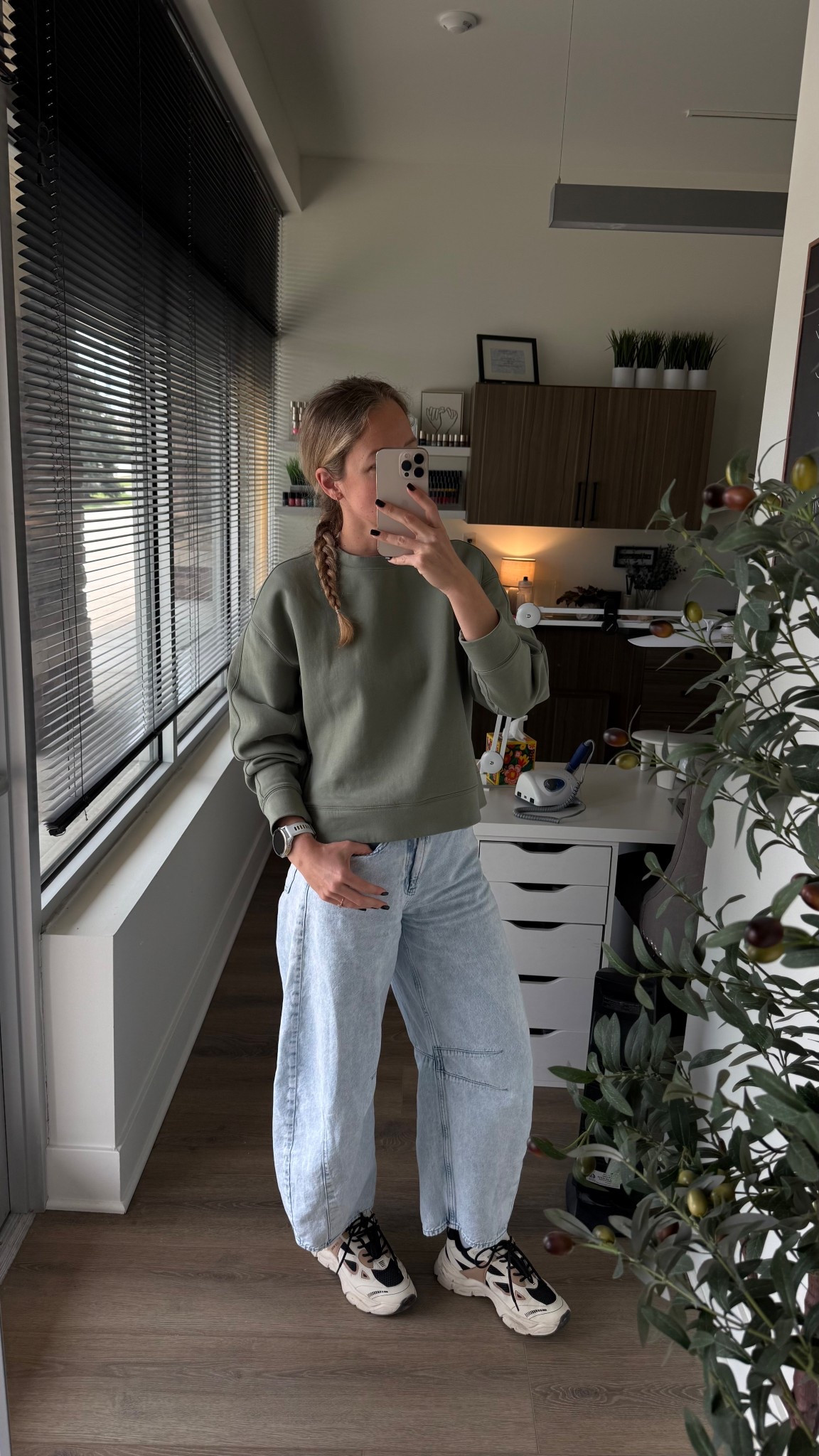 Casual everyday outfit with oversized sweatshirt 💚
Olive green oversized sweatshirt styled with light wash baggy jeans and chunky sneakers.
Comfortable and easy outfit for everyday wear, errands, or casual days.
Relaxed fit with a cool street style vibe.

oversized sweatshirt outfit, casual everyday outfit, baggy jeans outfit, light wash jeans outfit, street style outfit women, casual outfit ideas, comfy outfit women, athleisure casual look, neutral outfit aesthetic, everyday style

#LTKmomlife #LTKdayinmylife #LTKootd
