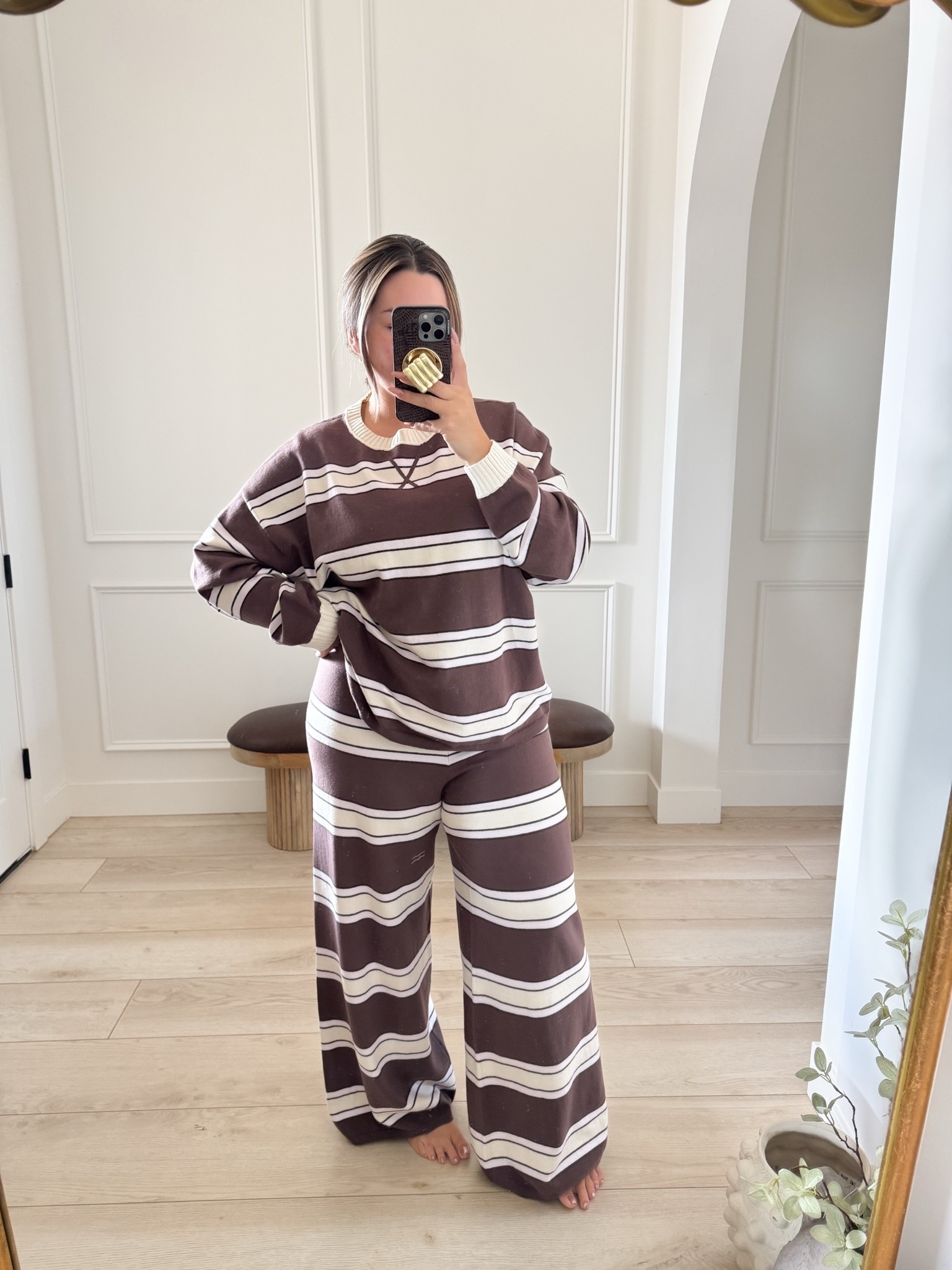 I have been living in these aerie sets to lounge around the house in. So soft and cozy. I will also be using the top this fall to style with other outfits as well. 

I have the pants in 2 sizes L & XL both fit good but the xl is a little more relaxed and roomy that’s what these ones are. Waist does fit me big tho in the xl.

Top L 
#aerie #sale #loungewear

#LTKMidsize #LTKSaleAlert