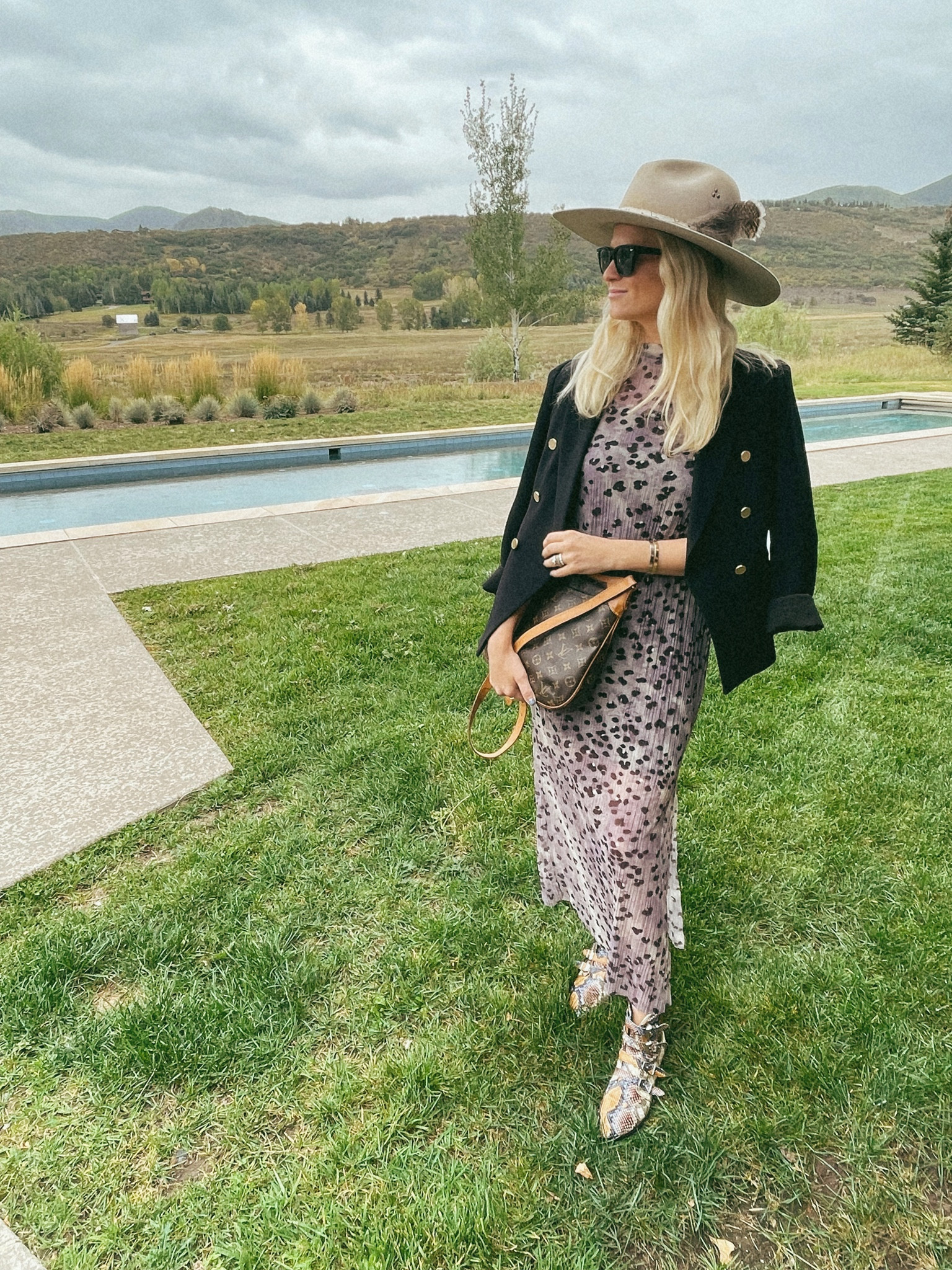 OOTD. This exact style of my Club Monaco blazer is out of stock but I linked a similar style! Can never go wrong with a blazer draped over your shoulders. Instantly elevates any outfit. 

#LTKstyletip #LTKunder100 #LTKtravel