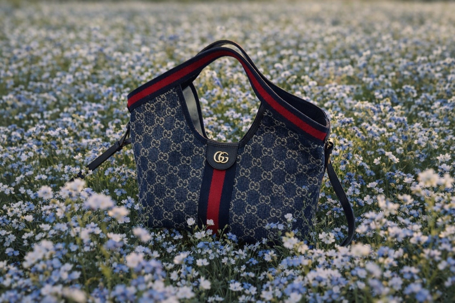 New favorite bag. Perfect all year. Perfect size. Has a zipped attached pouch inside. #gucci #guccibag #denimbag