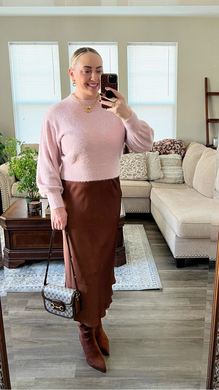 This week I’m sharing Thanksgiving outfit inspo 🍂🤎
Starting with look one — a soft blush eyelash sweater paired with a satin brown midi skirt and suede boots. Cozy, feminine, and perfect for a fall family dinner.
Stay tuned for more holiday looks all week!

#thanksgivingoutfitideas #oldnavystyle #afforɗablefashion #fallstyles #holidaylooks #styleinspiration #fashiongram #outfitinspiration



#LTKHoliday #LTKootd #LTKTall