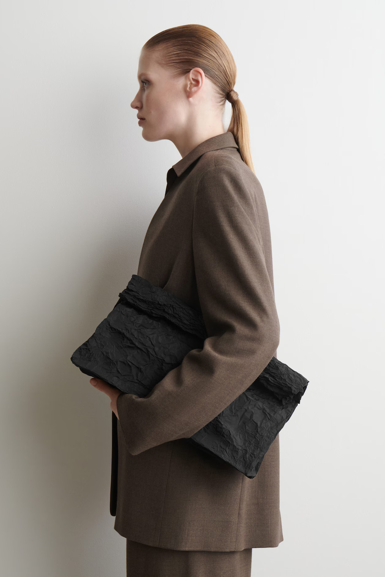 FOLDED OVERSIZED CRINKLED CLUTCH BAG - BLACK | COS US | COS (US)