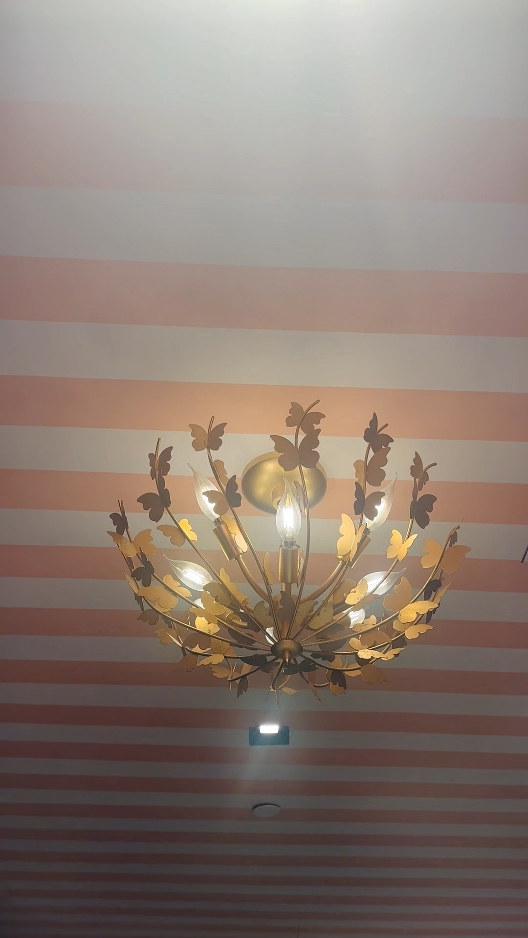 Look up — instant wow factor ✨ Striped ceiling + the prettiest floral chandelier.

#wowfactor #ceilingmoment #floralchandelier #stripedceiling #statementlighting #interiordetails #luxuryinteriors #designmoment #chandelierlove #hotelinteriors

#LTKdayinmylife #LTKHome #LTKSaleAlert