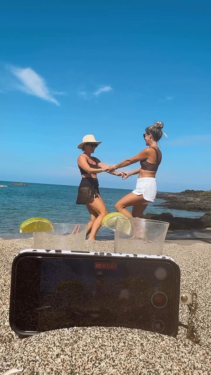 Editor deserves a raise on this one TBH

#sisterinlawlove #vacation #hawaiistagram #beachvibes