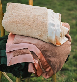 Luxe™ Vineyard Throw | Little Giraffe