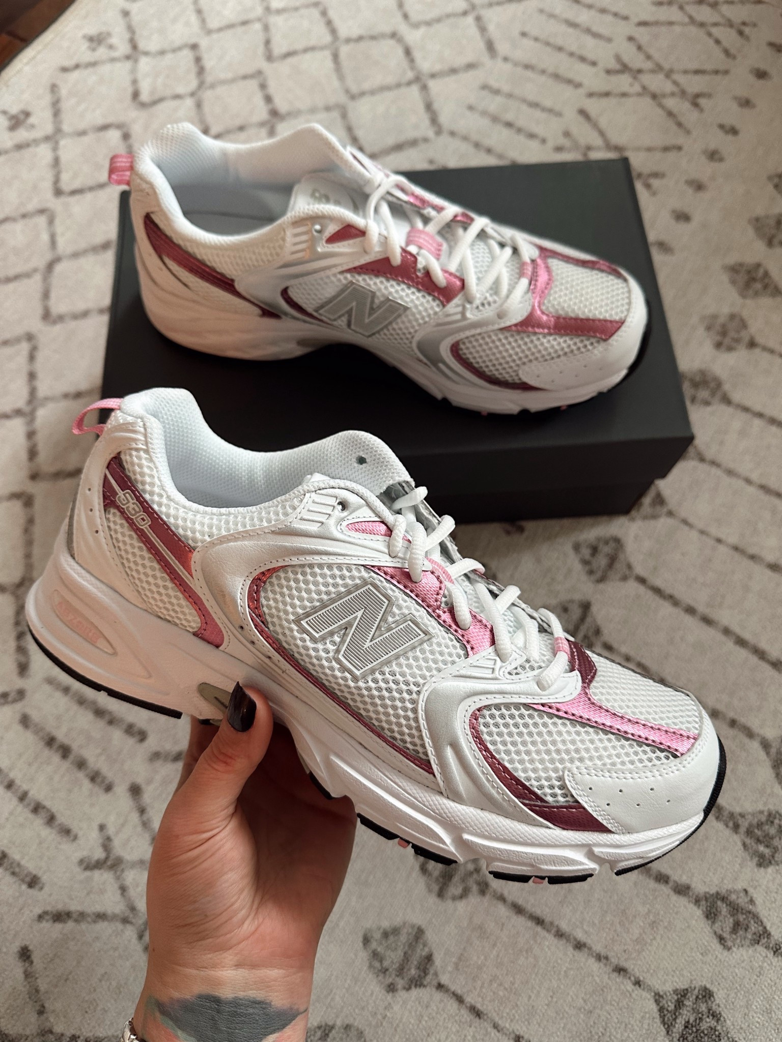 LOVEEEEE these new balance 530 sneakers with this pink details 🤩💕 got my tts 10. One of my favorite styles that are perfect for everyday or workouts/walking. 