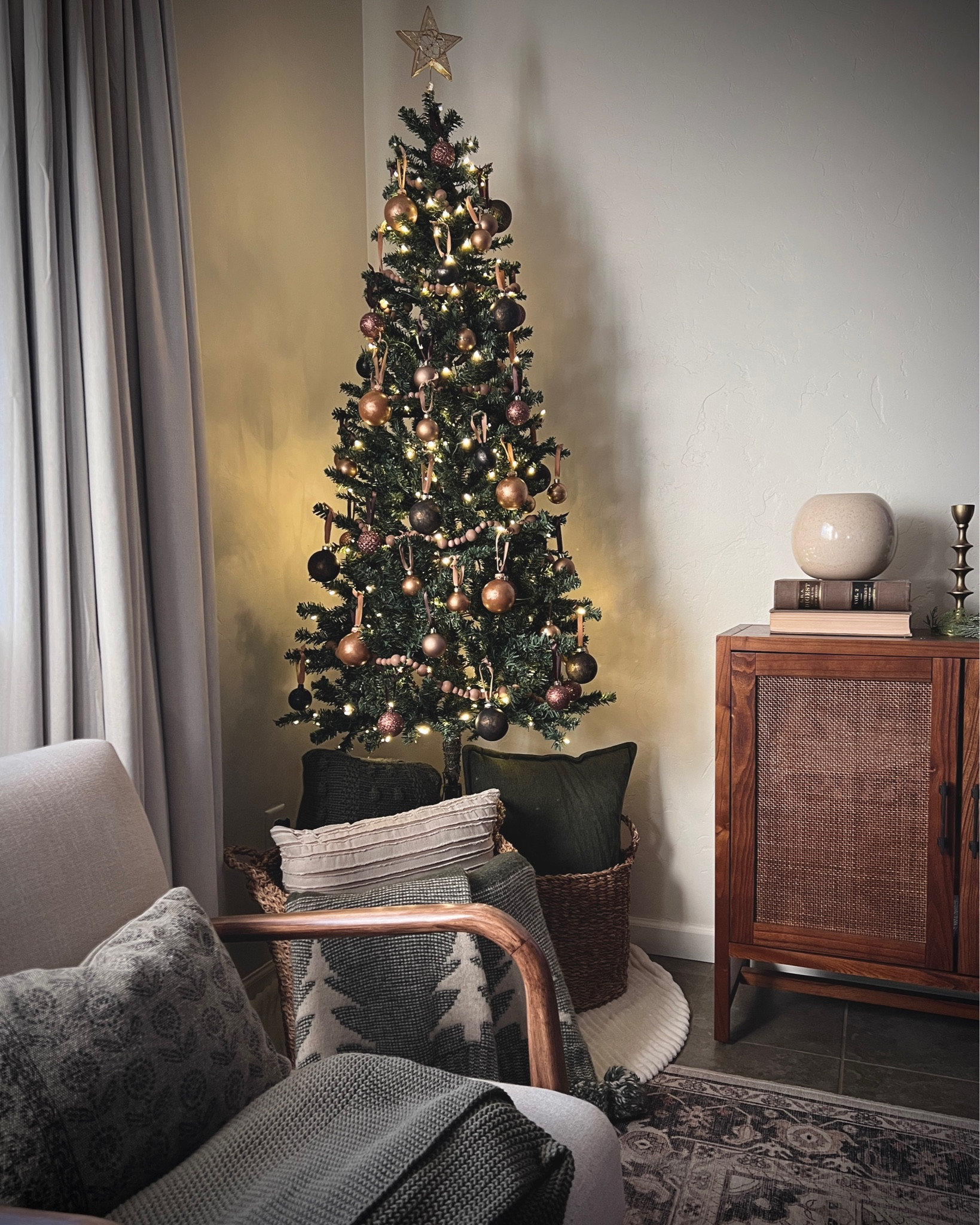 Christmas Tree Decor ✨🎄

neutral brown black gold vintage distressed ornaments christmas holiday tree pencil tree small spaces home decor inspo

#LTKHome #LTKSeasonal #LTKHoliday