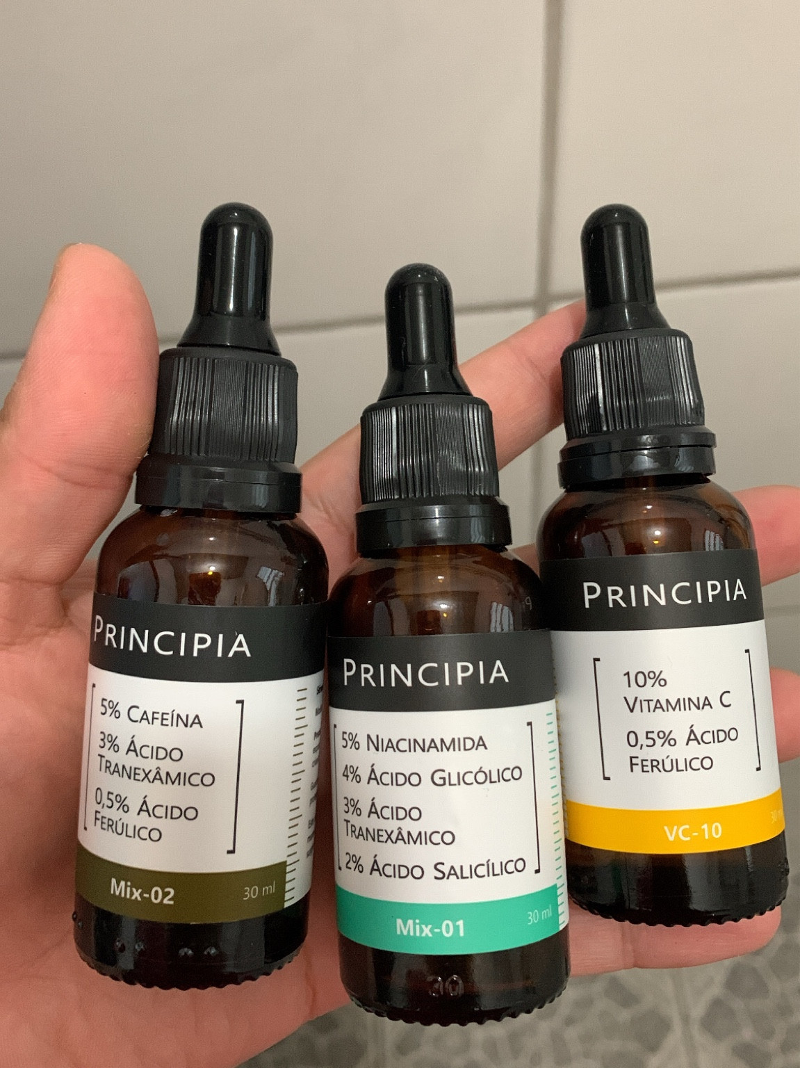 Sérum com 9,8% de ácido glicólico e 4% de composição de aminoácidos para melhora visível em acnes, manchas e textura da pele.

Sérum com 10% de Vitamina C e 0,5% de Ácido Ferúlico com alta eficácia contra linhas finas, olheiras e hiperpigmentação.

Sérum com 5% de Cafeína, 3% de Ácido Tranexâmico e 0,5% de Ácido Ferúlico com alta eficácia contra olheiras, bolsas e manchas.

#LTKbeauty