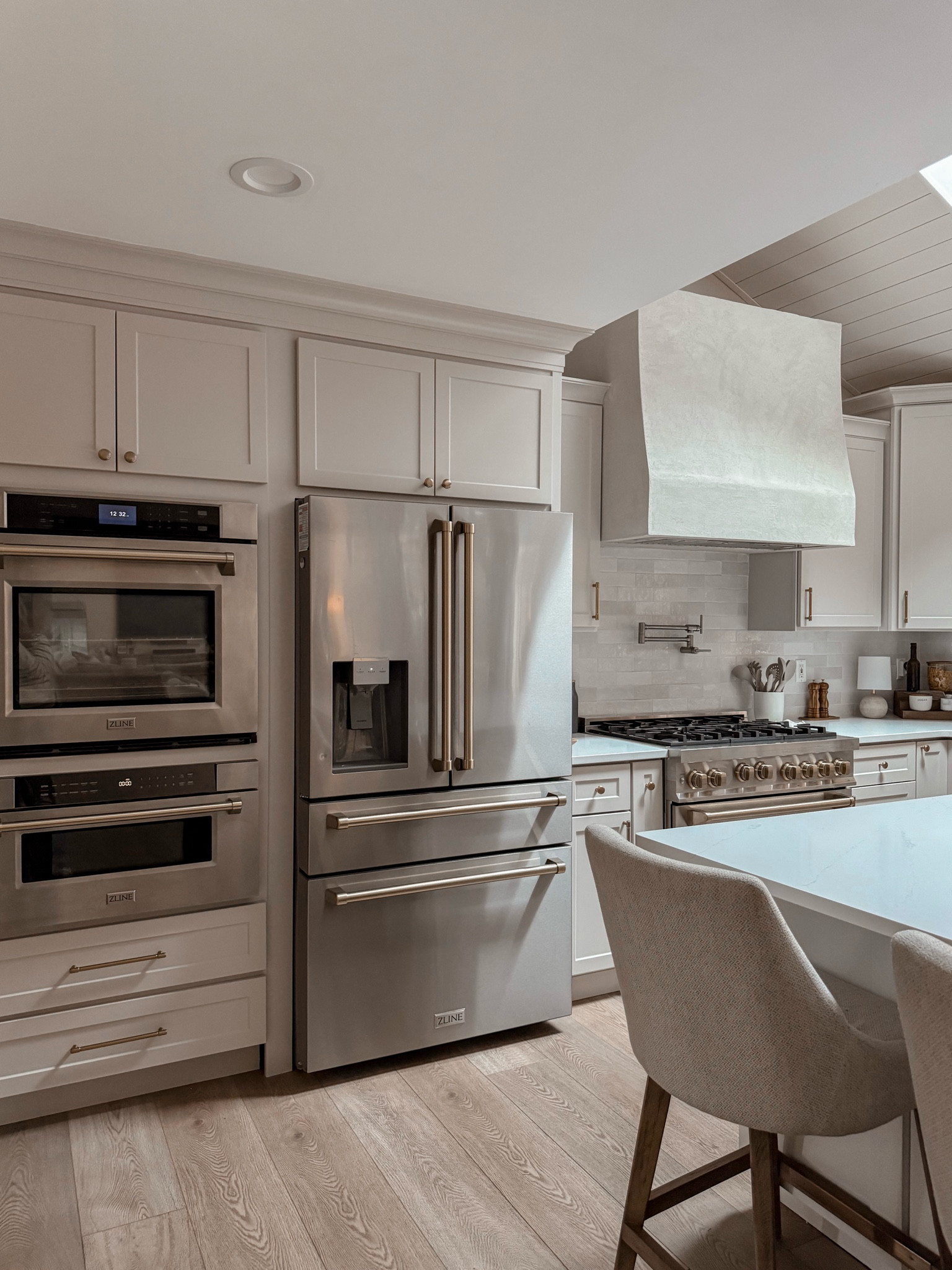 We listen and we don’t judge… I NEVER clean my microwave 🫣 but I found this cool steam cleaner that makes it super easy!! It’s seriously like magic, just add vinegar and water! 🤯🤯

Cleaning Hacks | Kitchen Finds | Microwave Cleaner

Come Stay Awhile, Amanda Vernaci