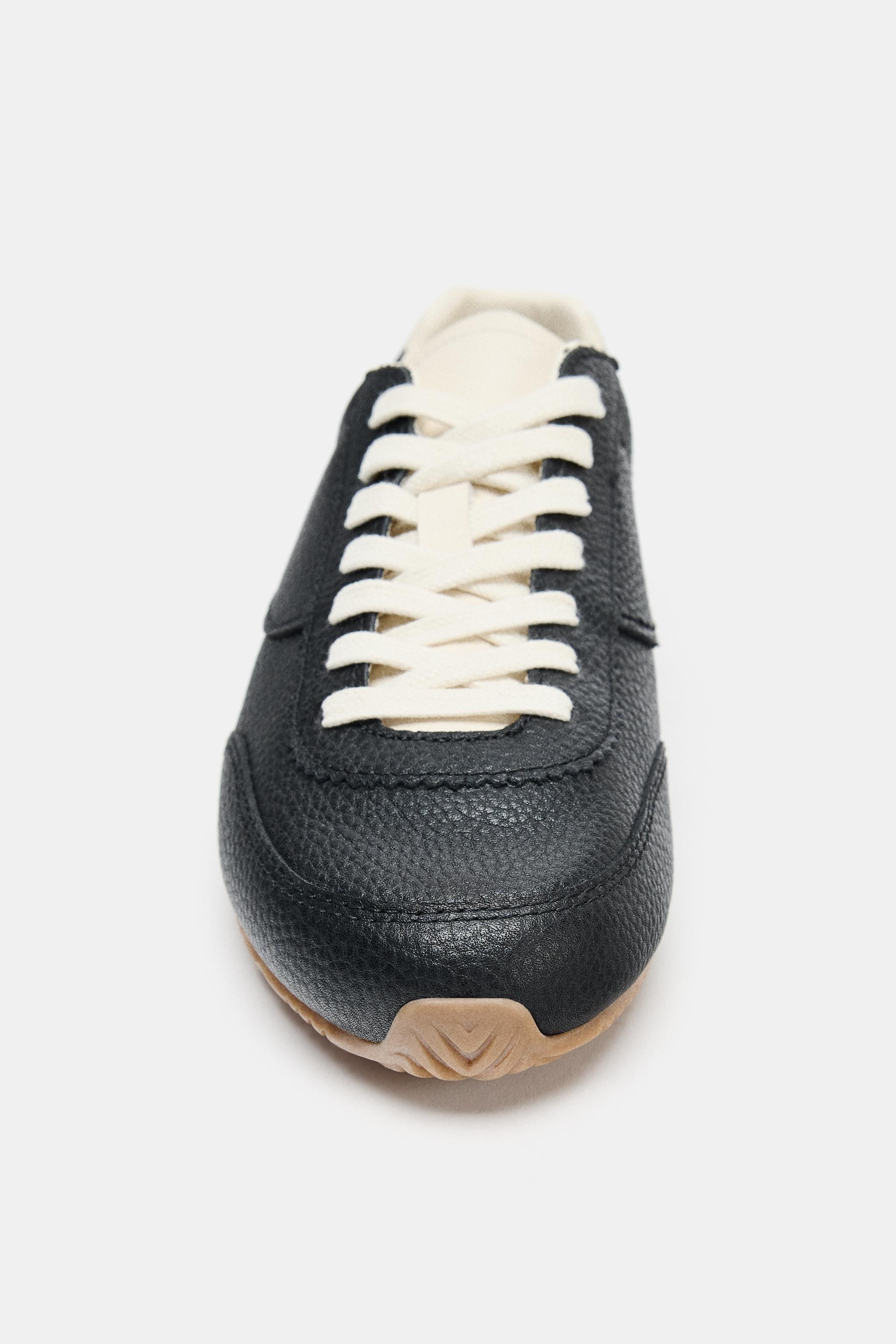 Running shoes in a combination of materials. Topstitching on the body. Contrasting color back pul... | Zara US