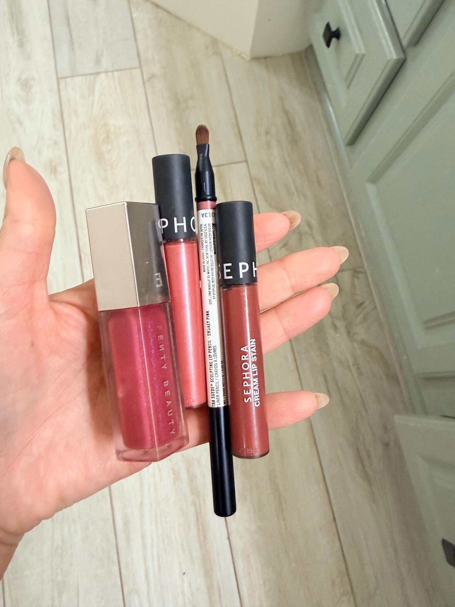 Mi lip combo de @Sephora 

Gloss de @Fenty Beauty color Riri
Lipstick Sephora collection color 05 u 80 
Lipstick Patrick Ta 
Lipliner Makeup by Mario  color Smokey pink