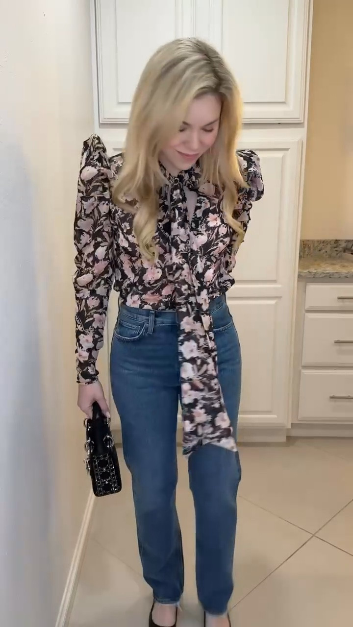 Floral Top
Jeans
Bag
Spring Outfit 