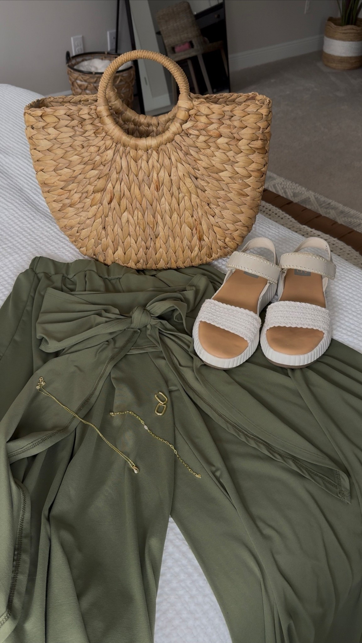 Resort neutrals that feel effortlessly elevated 🤎☀️ From poolside lounging to exploring the town, these soft tones and easy textures bring a luxe look without the fuss. Just pack and go. #resortwear #neutralstyle #vacationoutfits #chicandcasual #effortlessfashion

#LTKSeasonal #LTKTravel #LTKFindsUnder50
