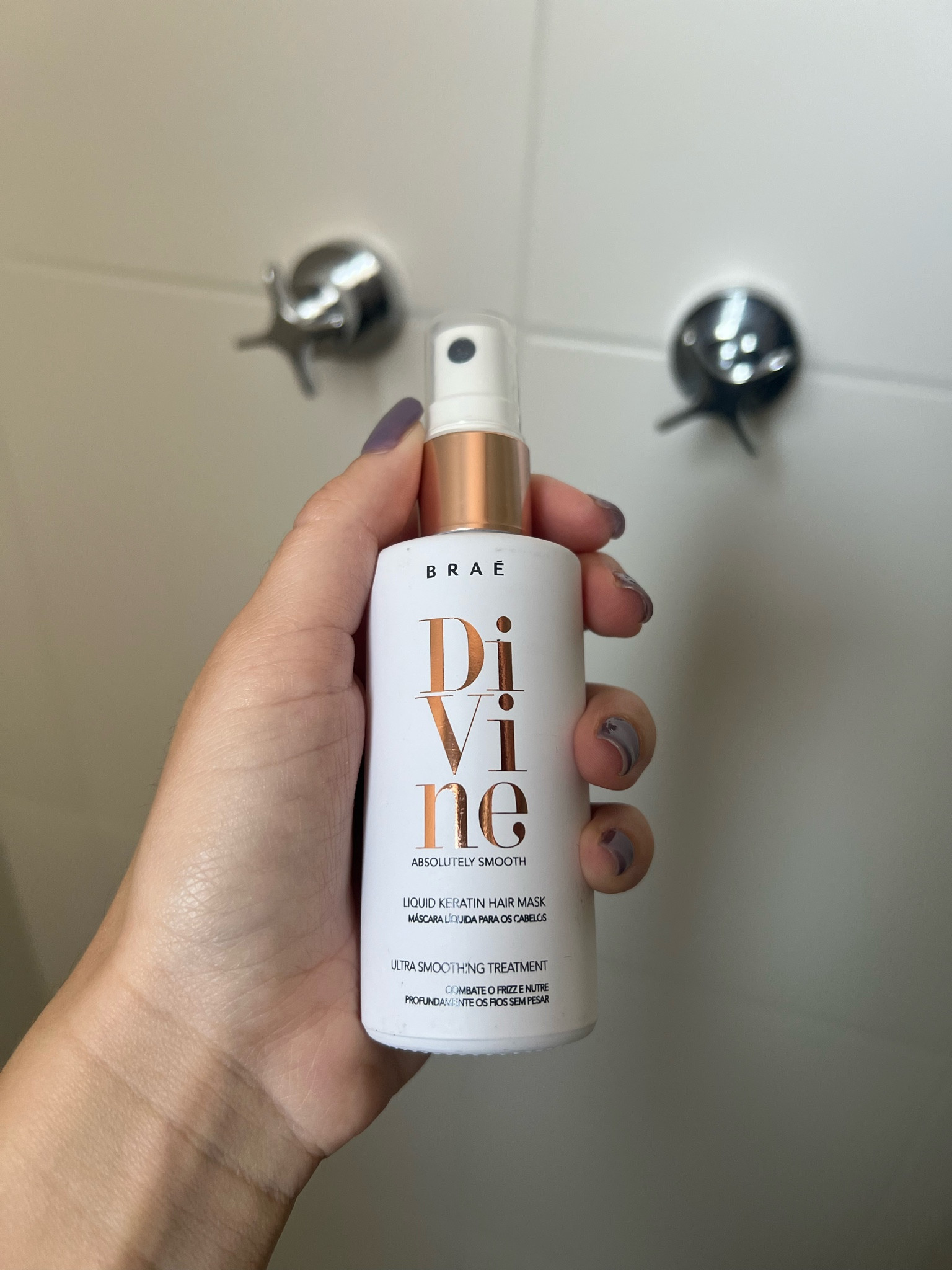 Máscara líquida perfeita pra quem tem fios finos! 

Mais um produto da Braé que eu super indico, dessa vez da linha Divine pq essa máscara líquida, além de ser diferente é realmente divina👌🏼 

Faço uso dela ao menos uma vez por semana, e quando aplico no cabelo úmido ela vira instantaneamente um creme que facilita e muito o desembaraçar dos fios. 

Apesar da embalagem ser “pequena”(60ml) pra uma máscara, ela rende muito, então não precisa ficar com dó na hora de aplicar o produto no cabelo viu kk 

Eu uso na etapa de nutrição do meu cronograma capilar e tem feito uma baita diferença em relação ao frizz, já que possuo naturalmente por ter os fios fininhos que arrebentam com muita facilidade🤷🏼‍♀️
Pra quem já estava pensando em testar, vai com tudo, pq vale mt o investimento nesse mini luxo pro nosso cabelo ficar mais saudável e nutrido💁🏼‍♀️ Ahh, e pra quem tem os fios mais grossos, deixei aqui embaixo toda a linha contendo a máscara em creme, que costuma funcionar melhor pra esse tipo de fio certo?!😉

#LTKU #LTKbrasil #LTKbeauty