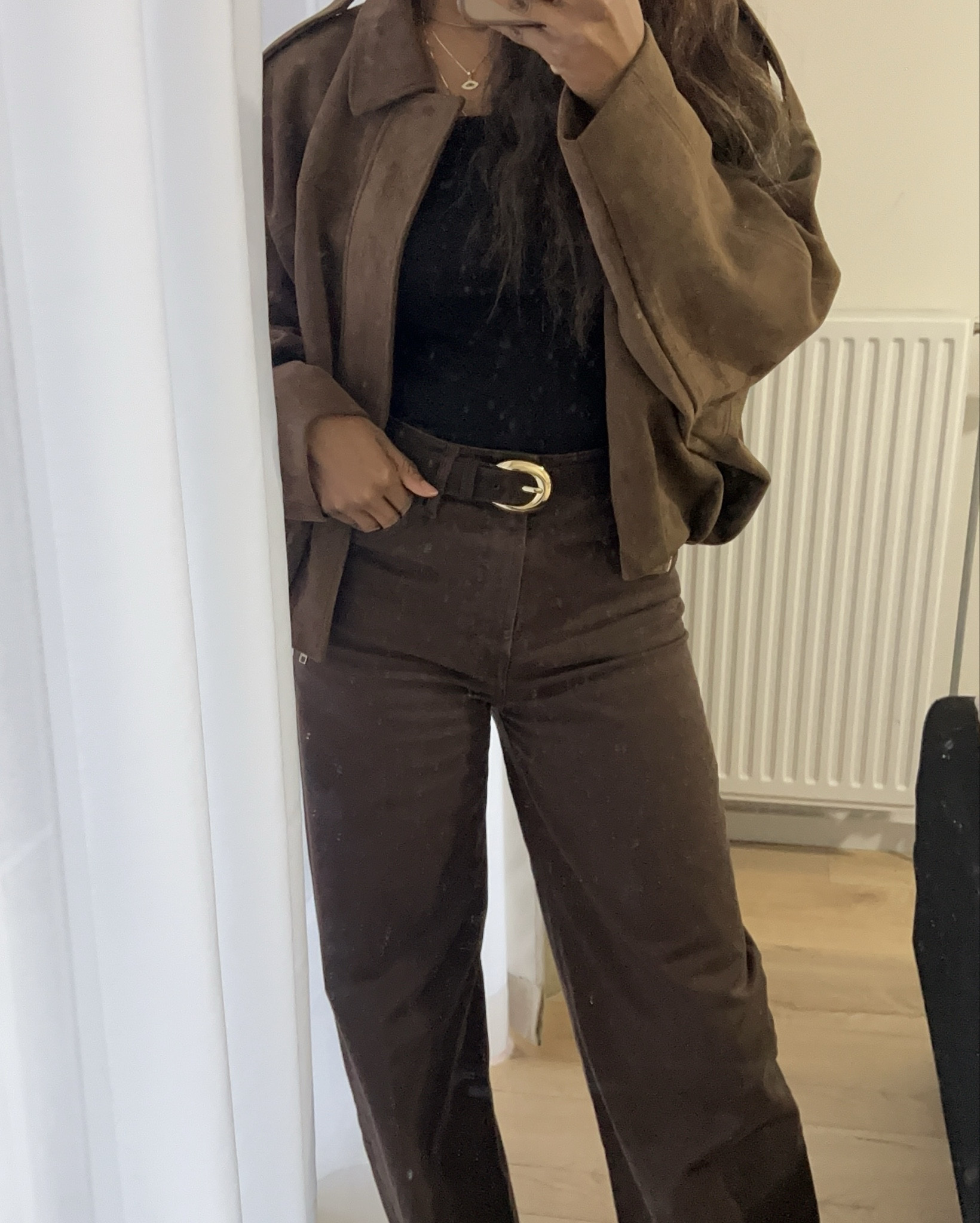 I’ve been stuck on wearing all brown lately and I’m in love. It just looks so nice. Brown is the new black 😍👌🏾.

Brown suede jacket, Zara jacket. Brown wide leg jeans. Brown suede belt 