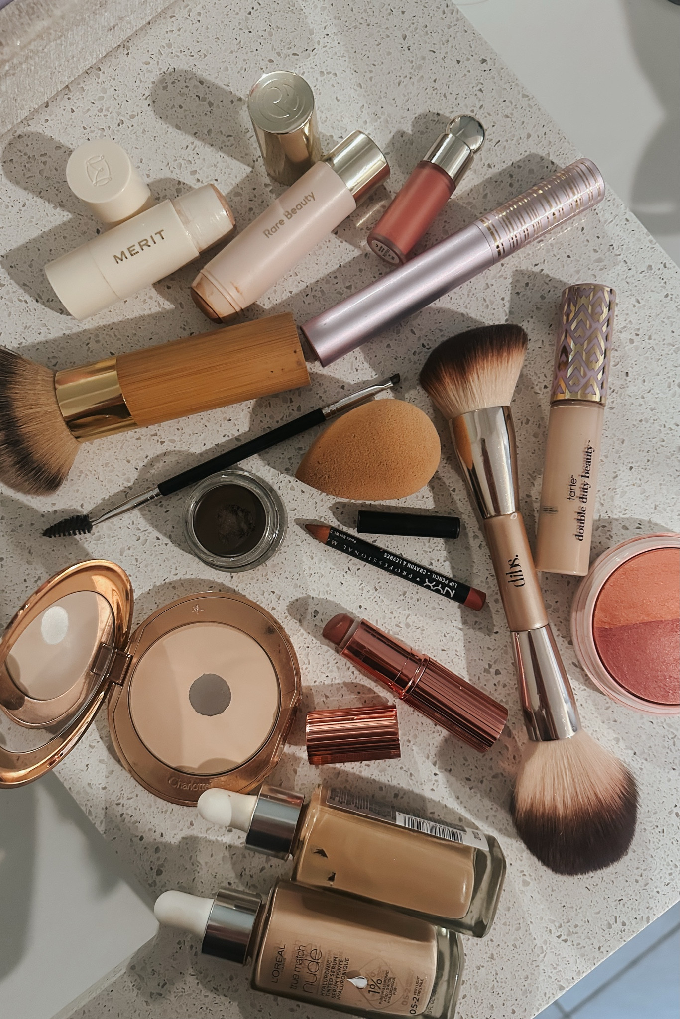 Glowing makeup 


#LTKMostLoved #LTKFindsUnder50 #LTKBeauty