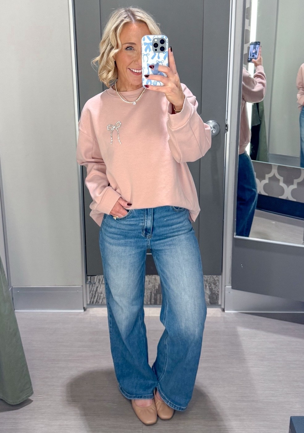 Target - casual holiday(ish) in store try-on 
 
Rhinestone Bow Sweatshirt - size Large (could have sized down... but that's all that was in store).

Wide leg jeans - size 25. (mine, from Amazon).

 

#LTKHoliday #LTKSeasonal #LTKFindsUnder50