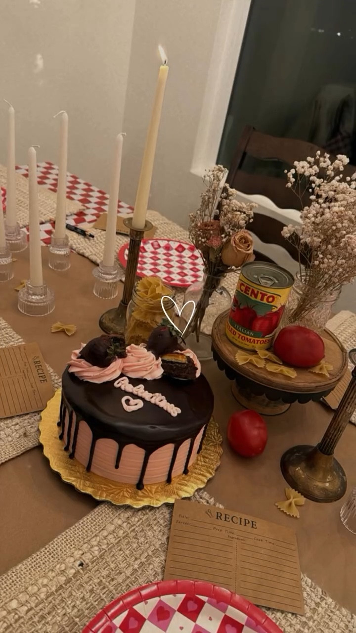 That’s Amore! 🤌🏻💋
Our Italian Galentine’s Party was so cute & fun! We had a lot of fun Italian themed food; build your own homemade pizza with dough made from scratch by @jfiscal_ , a pasta bar, plus bruschetta, & cannoli dip made by me! We tried to decorate candles but it was a bit of a mess🤣 & my favorite part was recipe cards sharing what we love & appreciate about each other.
