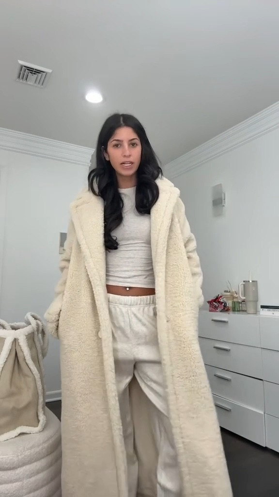 Cozy 🤍💫🧸
.
.
Coat is Zara here is the link 🔗!!

https://www.zara.com/us/en/long-fleece-coat-p01255856.html?v1=425282239

#LTKSeasonal #LTKStyleTip #LTKTravel