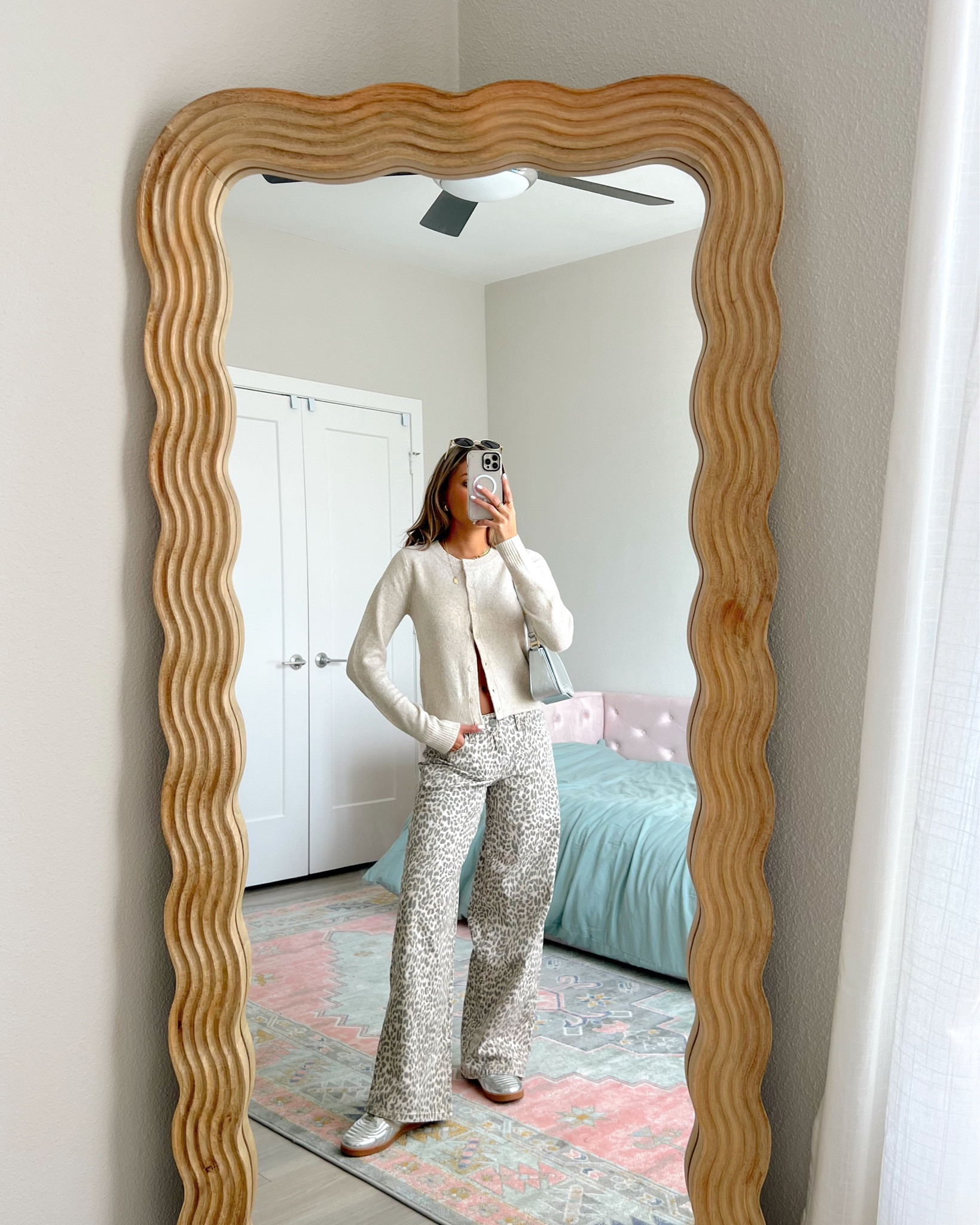 easy causal outfit idea from Hollister. code HCOMCKENZ for an extra 15% off. wearing a 00 long in these straight leg jeans 💕👖 