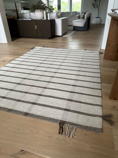 Love this modern take on the plaid rug from Target. It’s flat weave so it’s perfect in an entryway, under a table, or office space



#LTKhome #LTKfindsunder100 #LTKstyletip