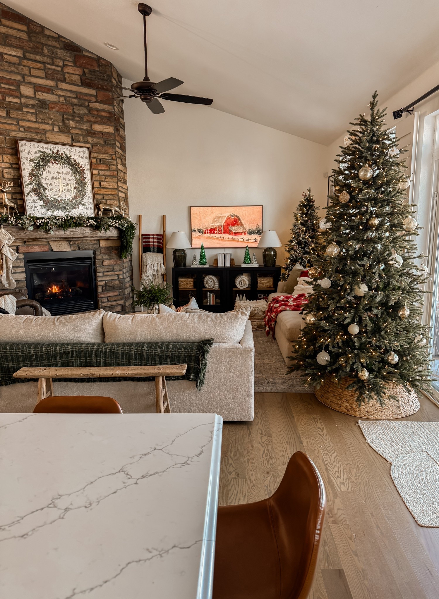 Christmas living room ✨

#LTKSeasonal #LTKHome #LTKHoliday