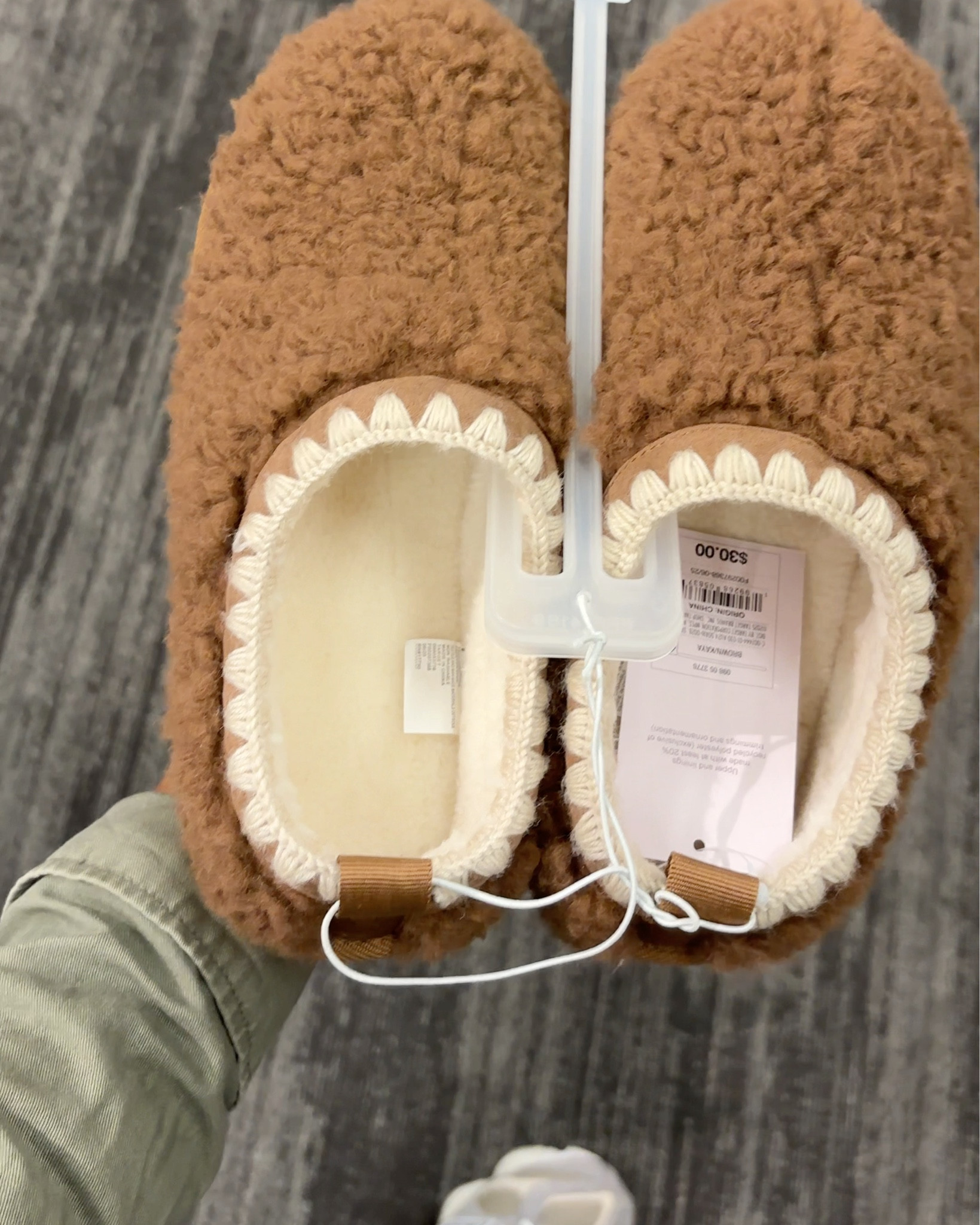 
Cozy season is here ❄️🧣 and I’m obsessed with these slippers 🥿🔥 Who else loves staying comfy and cozy at home? ☕🛋️💖

#LTKGiftGuide #LTKHoliday #LTKCyberWeek