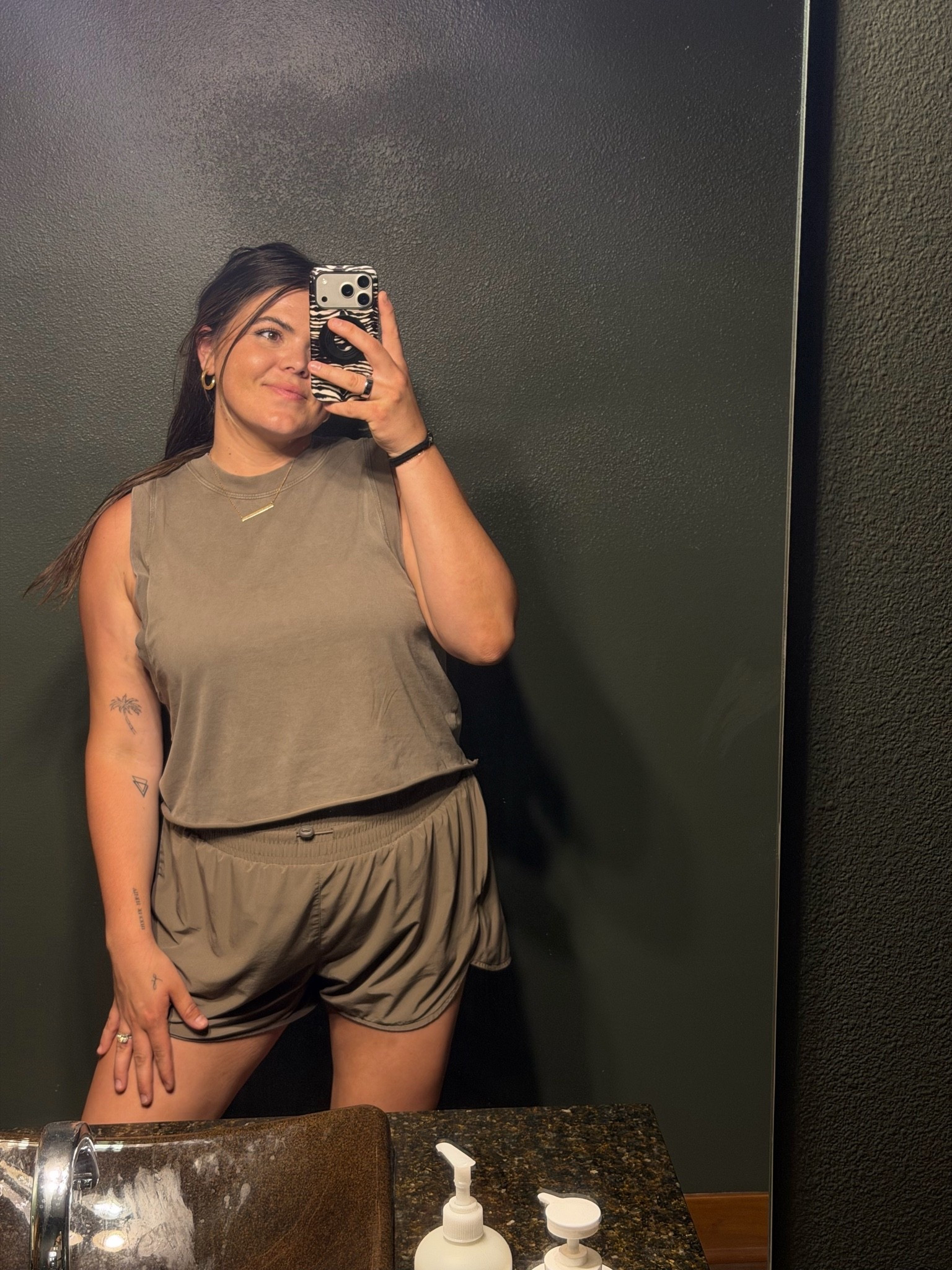 Today’s active we’re set from Abercrombie! Wearing size large in both

Midsize, size 12, size 14, mom style, curvy outfit