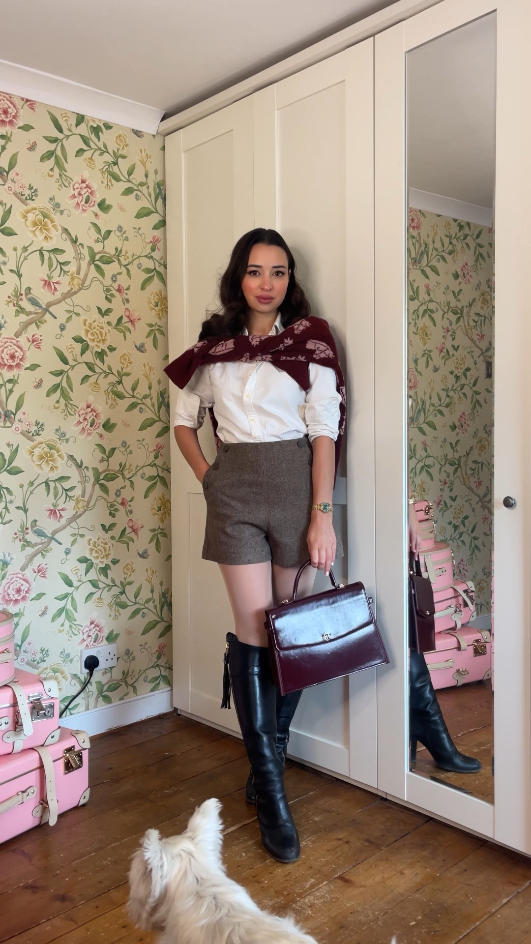 The cutest autumn jumper that appeals to the horse girl in me a great amount 🐴 Also we need to talk about this bag 😍 Absolutely obsessed. Ugh, I just love autumn fashion 🍂 What do you think?

#autumnfashion #fallstyle #autumnoutfitinspo #cozyandchic #seasonalstyle #fallfashionfavorites #autumnlayers #horsegirlstyle #equestrianinspired #countrychic #modernheritage #countrystyle #ridingbootsvibes #cottagecorestyle #joulesstyle #goeliastyle #fableengland #ralphlaurenstyle #fairfaxandfavor #flowerbombfragrance #oliviaburton #styledetails