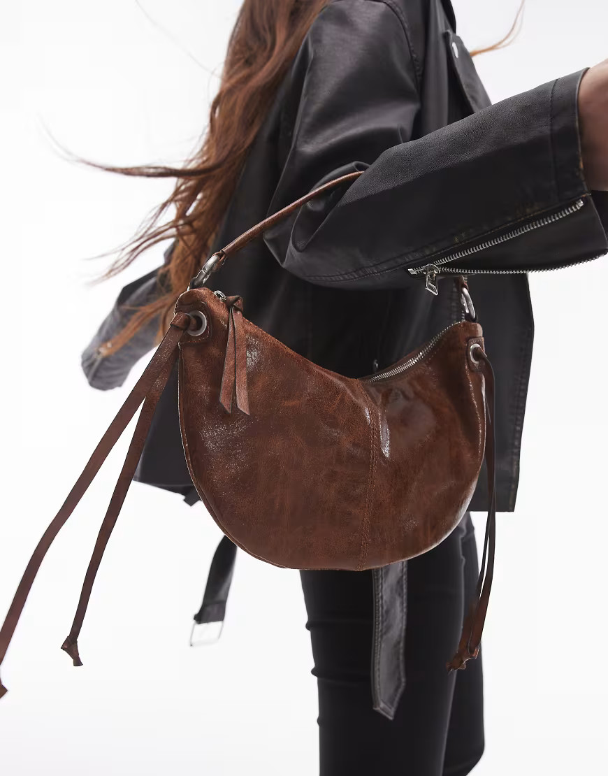 Topshop – Stacey – Schultertasche in Braun mit Ketten-Tragegriff und Used-Optik-Brown | ASOS (Global)