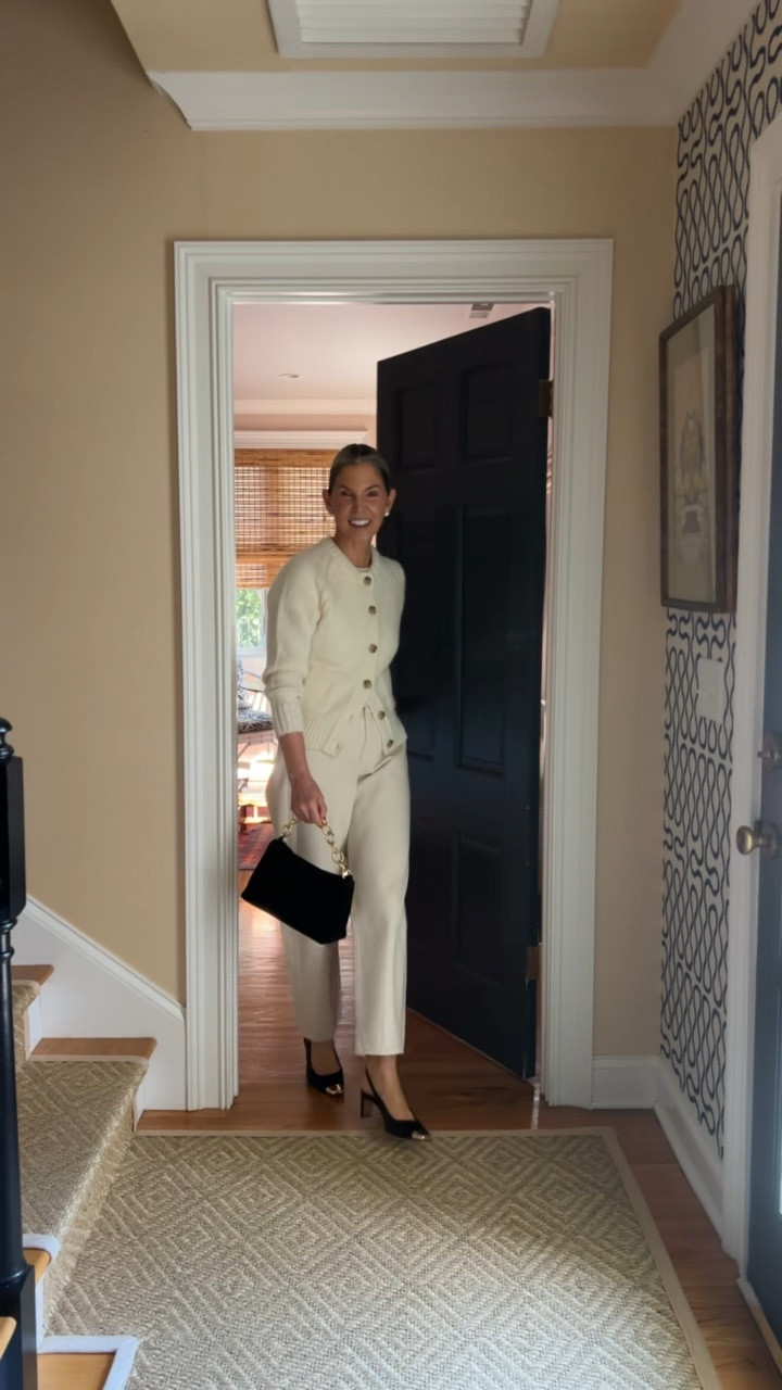 Our latest cardigan crush from @jcrew has a great chunky texture and beautiful quality…it feels like an heirloom sweater! And even better, it’s on major sale for Black Friday!  #ad #injcrew 